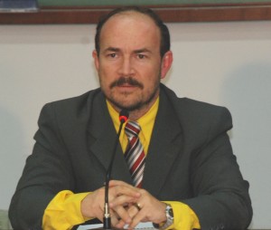Daniel Seidel: contador, especialisa em psicodrama, petista, usa camisa amarela e gravata multicolorida