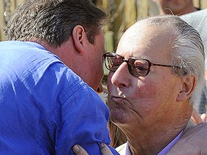 Bênção: David Cameron beija o pai; agora, tem que se explicar