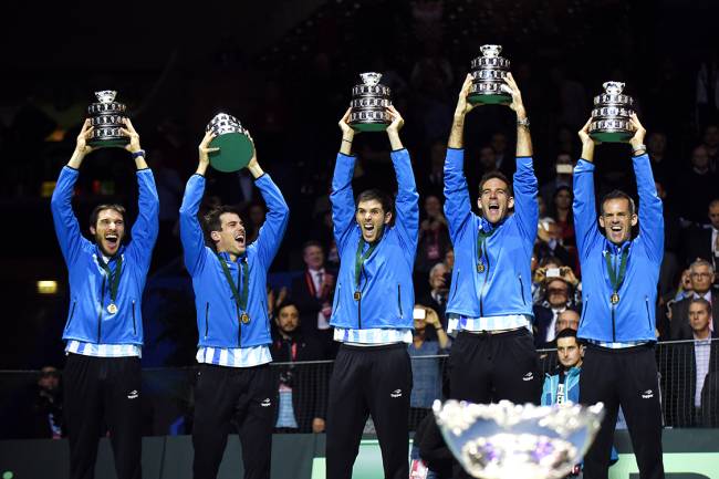 Leonardo Mayer, Guido Pella, Federico Delbonis, Juan Martin del Potro e o técnico Daniel Orsanic celebram vitória na final da Copa Davis entre Argentina e Croácia