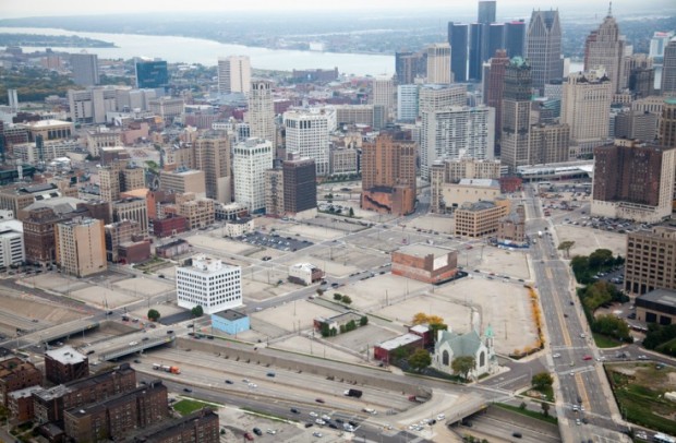 O centro esvaziado de Detroit em imagem aérea do fotógrafo Alex MacLean