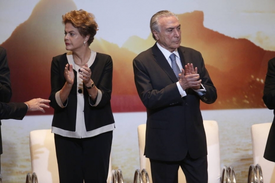 Dilma aplaude