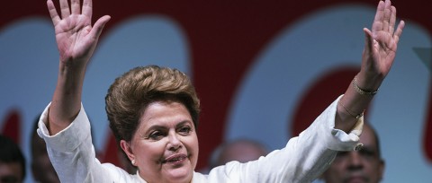 Dilma no discurso da vitória: terninho branco, alma rubra
