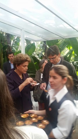 Dilma engana a dieta com um docinho. Tudo bem: Pochmann, presente, lembrava que a vida pode ser sem doçura 
