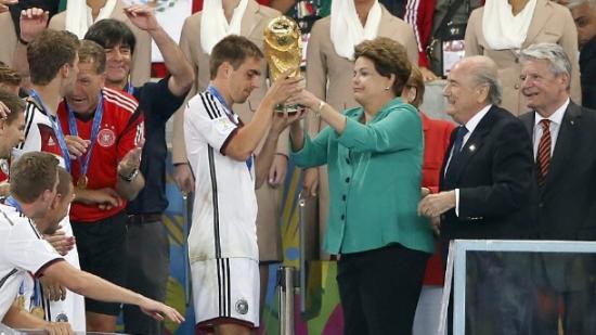 A Alemanha triunfa! O povo brasileiro triunfa! Presidente é vaiada cinco vezes e ouve o coro: “Ei, Dilma, vai tomate cru!”