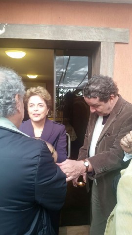 Dilma fornece suas iluminações a José Trajano (de costas) e Juca Kfouri: aula sobre parasitas