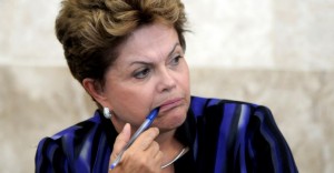 dilma-morde-caneta-692x360