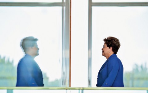 Dilma no espelho: uma diz que a outra está errada, e as duas estão certas