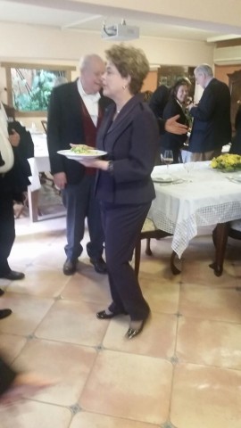 Dilma com um prato de salada na casa de Cerqueira Leite (de pulôver vermelho): quase vegetariana, com paixões sanguinolentas