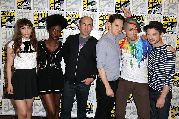 (E-D) Hannah Marks, Jade Eshete, Robert Cooper, Samuel Barnett, Max Landis, e Elijah Wood na Comic-Con 2016 (Foto: Phillip Faraone/FilmMagic)