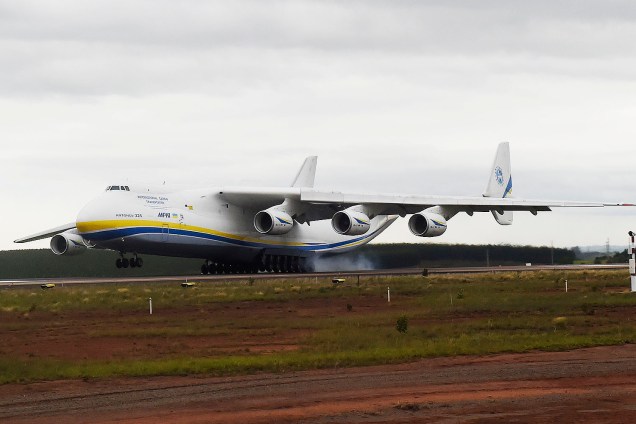 Maior avião do mundo aterrissa no Brasil nesta segunda-feira