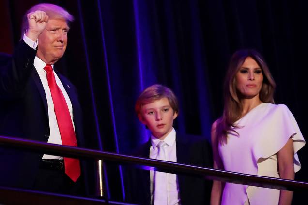 O presidente eleito dos Estados Unidos, Donald Trump, ao lado de sua mulher Melania Trump e seu filho Barron Trump