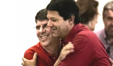 Homens de vermelho: Donato e Fernando Haddad. Eles estão juntos. Sempre.