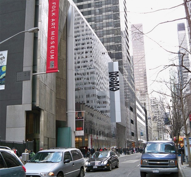 O Museu de Arte Folclórica de Nova York, à esquerda, e o vizinho MoMA: dias contados para a demolição (Jychen/Flickr)