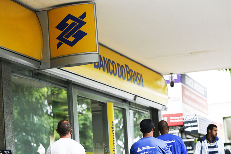 Polícia do DF faz operação contra fraudes no Banco do Brasil