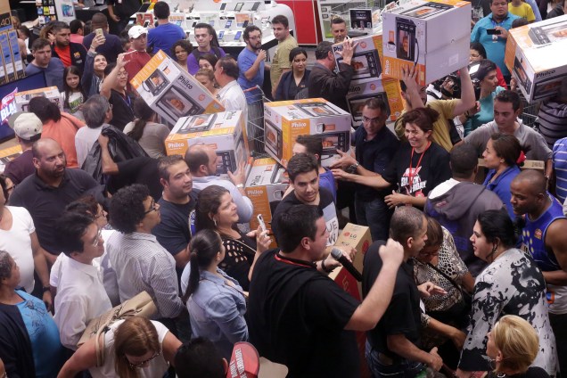 Consumidores aproveitam a Black Friday no hipermercado Extra, na Zona Sul de São Paulo