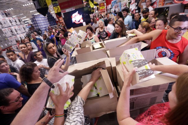 Consumidores aproveitam a Black Friday no hipermercado Extra, na Zona Sul de São Paulo
