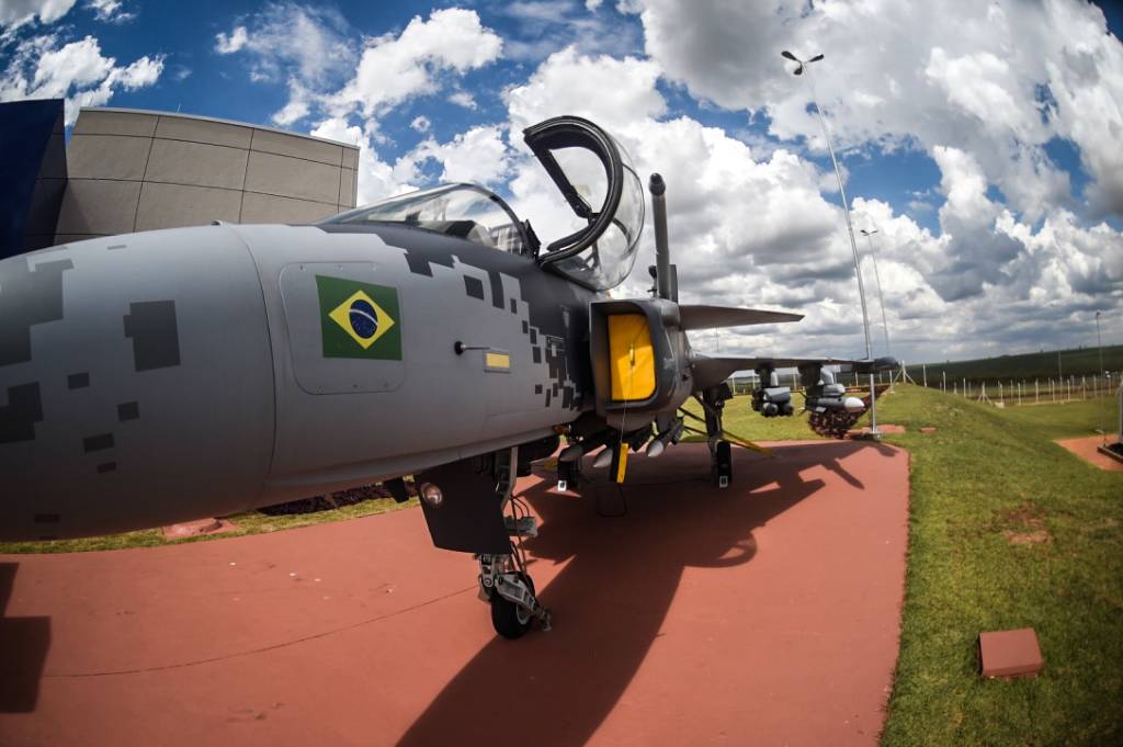 Lula inaugura linha de produção do caça Gripen no Brasil