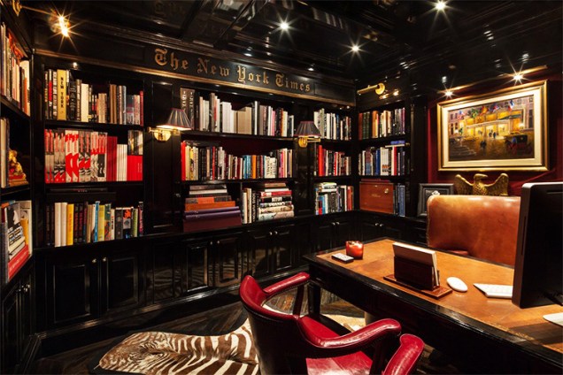 Biblioteca da cobertura do designer de moda Tommy Hilfiger, localizada no Plaza Hotel, em Nova York