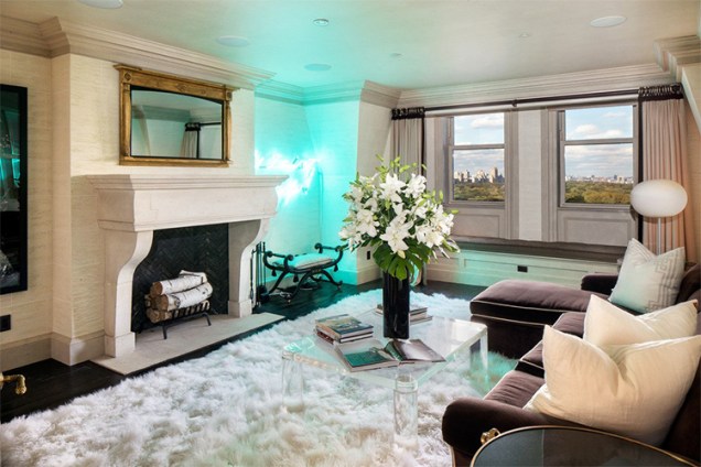 Sala de estar da cobertura do designer de moda Tommy Hilfiger, localizada no Plaza Hotel, em Nova York