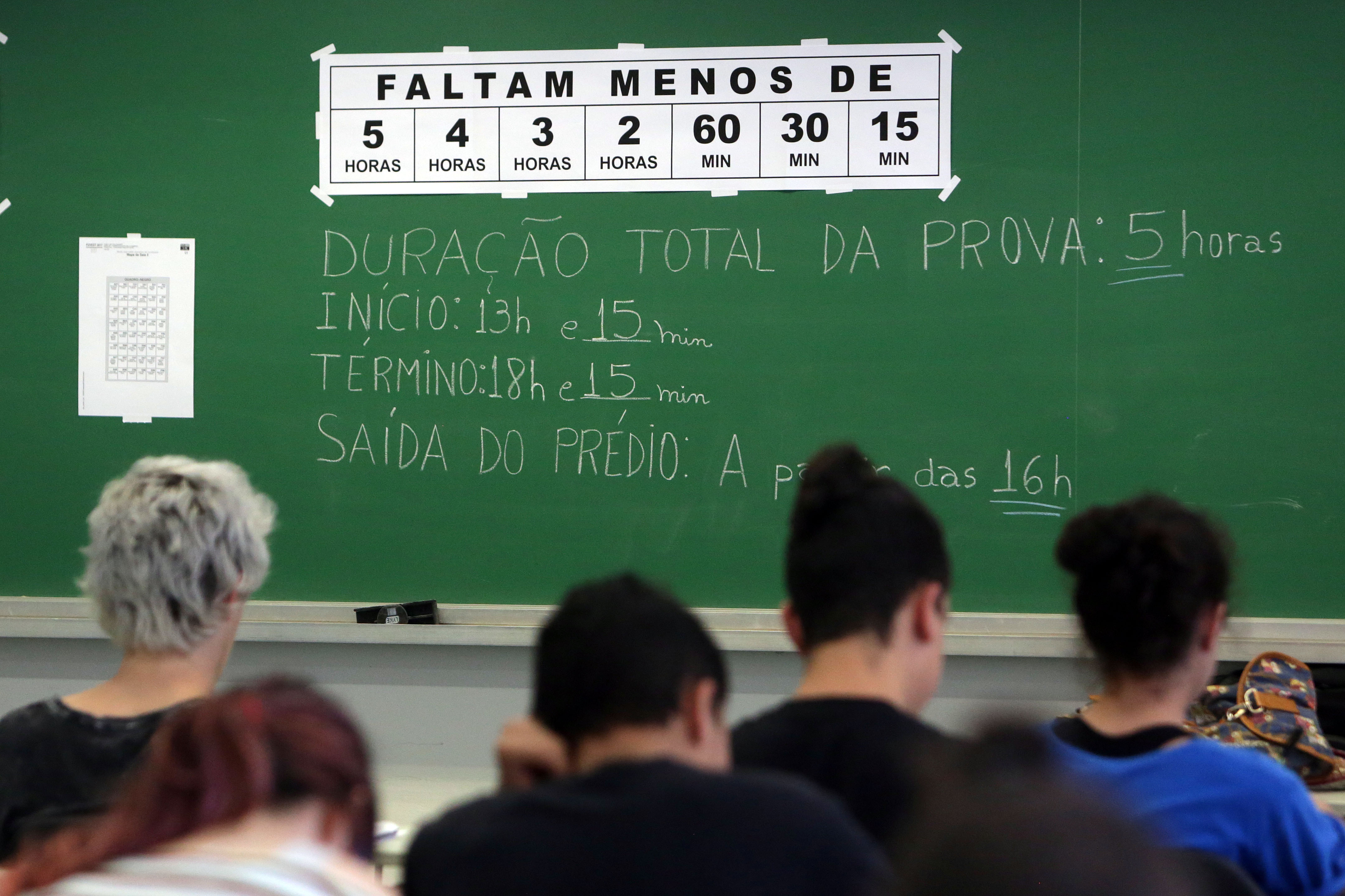 Estudantes começam a prova da Fuvest, vestibular que dá vaga para Universidade de São Paulo