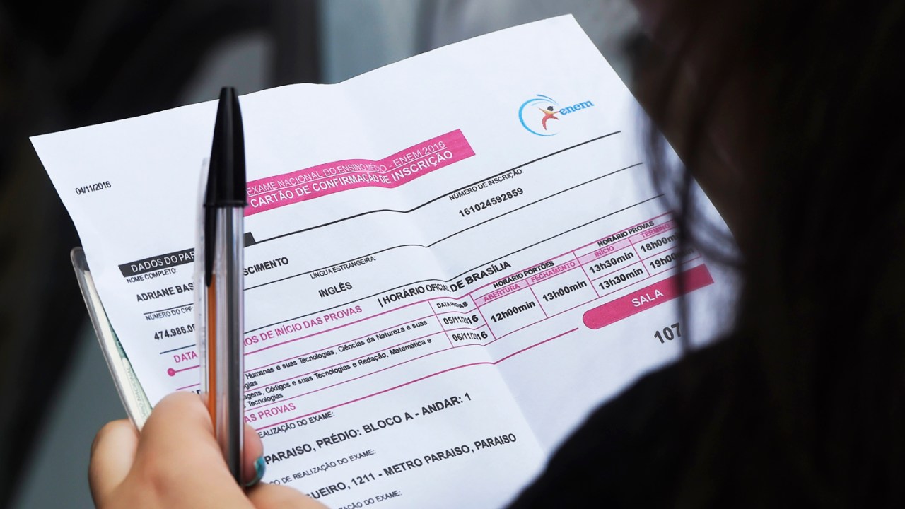 Candidata verifica cartão de inscrição, antes da abertura dos portões para o primeiro dia das provas do ENEM (Exame Nacional do Ensino Médio), em São Paulo (SP) - 05/11/2016