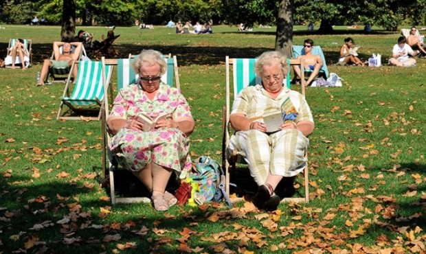 Senhoras leem no Hyde Park, em Londres: padrão de vida dos idosos está melhor que dos jovens ingleses