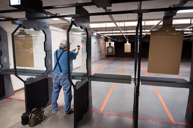 Em Cheyenne, a capital de Wyoming, com apenas 600 000 habitantes, há cinco lugares para a prática de tiro. Os clientes precisam levar a própria arma