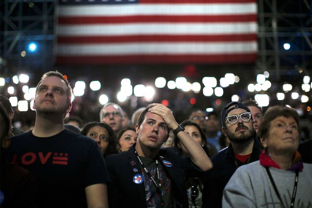 Apoiadores da candidata democrata Hillary Clinton acompanham a apuração da eleição presidencial americana em Nova York - 09/11/2016