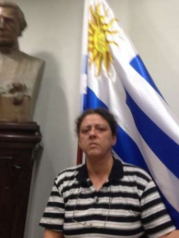 De camisa listrada, Eloísa Samy tenta se livrar na cadeia, escondendo-se no Consulado do Uruguai