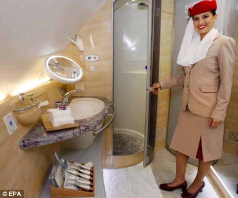 Banheiro com chuveiro da primeira classe do Airbus A380 da Emirates, companhia que tem uso exclusivo do novo terminal