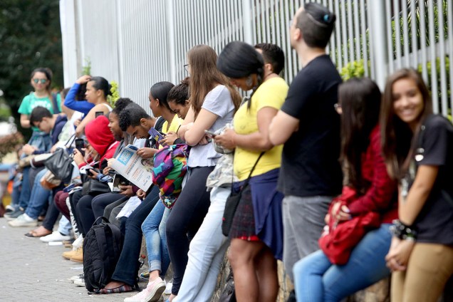Estudantes aguardam para realizar o segundo dia da prova do Enem, em São Paulo