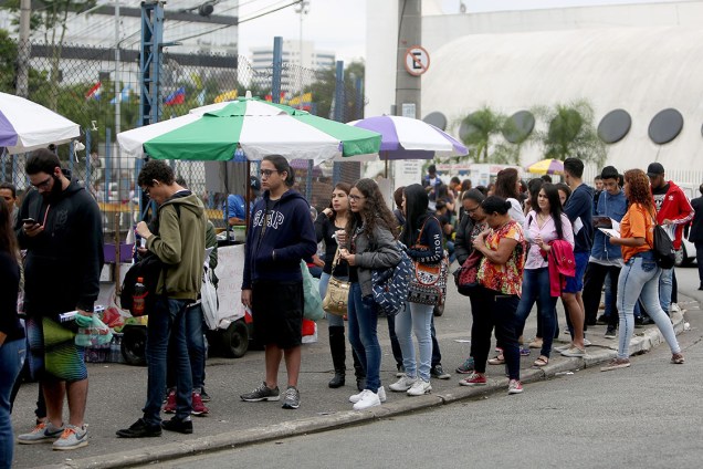 Estudante aguardam a abertura dos portões para realizarem a prova do Enem, em São Paulo