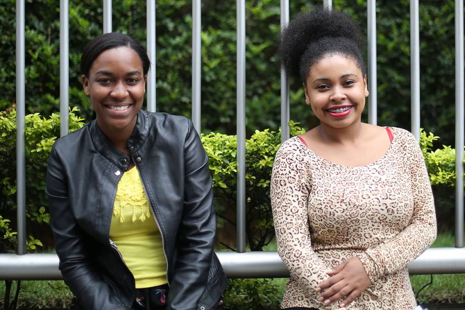 Katia e Ingrid aguardam a abertura dos portões para realizarem a prova do Enem, em São Paulo