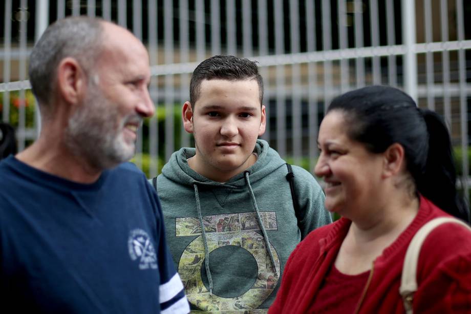 Leonardo Costa aguarda a abertura dos portões para realizar a prova do Enem, em São Paulo