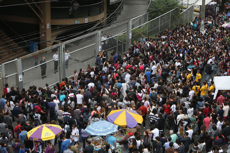 Estudantes aguardam para realizar a prova do ENEM, em São Paulo