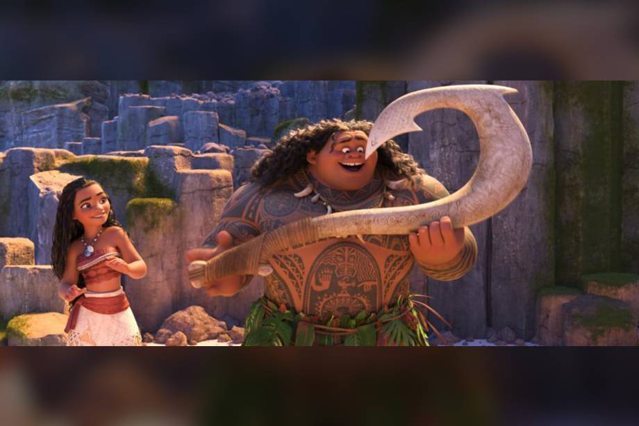 Maui (Dwayne Johnson) e Moana (Auli'i Cravalho) se aventuram para salvar a natureza