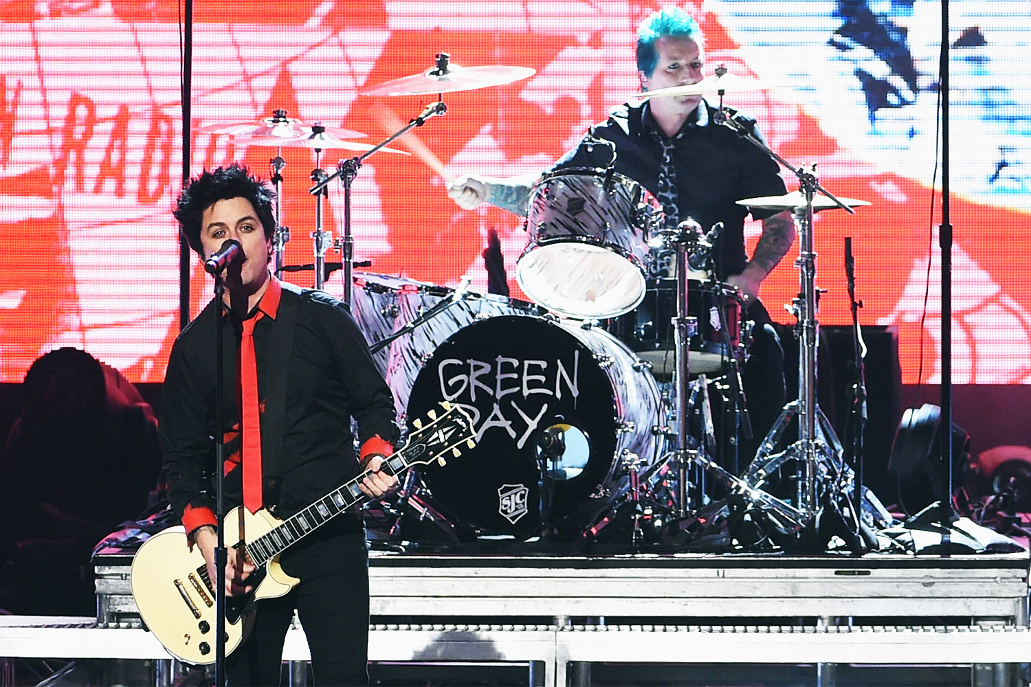 A banda Green Day realiza apresentação durante a premiaçã do American Music Awards, realizada no Microsoft Theater, em Los Angeles, no estado americano da Califórnia - 20/11/2016