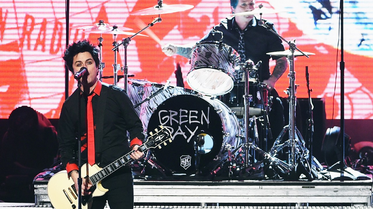 A banda Green Day realiza apresentação durante a premiaçã do American Music Awards, realizada no Microsoft Theater, em Los Angeles, no estado americano da Califórnia - 20/11/2016