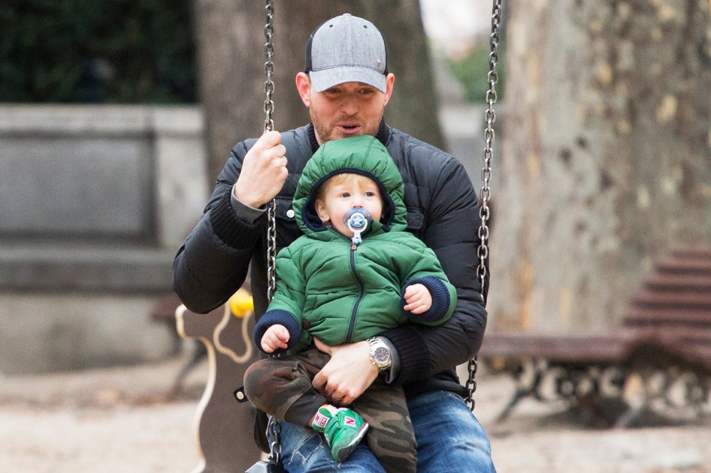 O cantor Michael Bublé e seu filho Noah, em parque de Madri, na Espanha - 12/02/2015