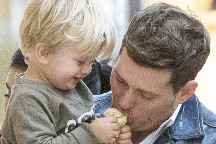 O cantor Michael Bublé e seu filho Noah, em Madri, na Espanha - 28/04/2015