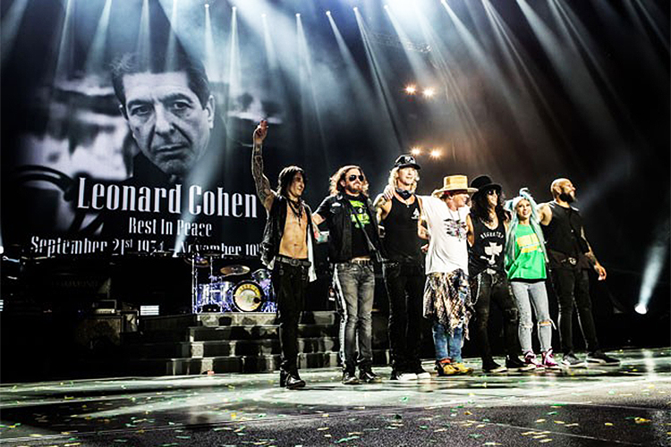 A banda Guns N'Roses presta homanagem ao cantor e compositor Leonard Cohen, durante show realizado em São Paulo (SP) - 11/11/2016
