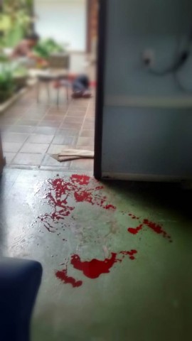 Sangue do jovem morto espalhado no chão