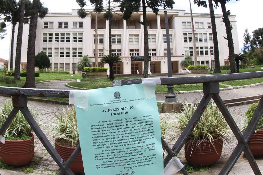 Comunicado avisa que os inscritos no Enem 2016 que fariam as provas neste sábado (05) no Colégio Estadual do Paraná terão que realizar as provas em dezembro devido a ocupação na escola, em Curitiba