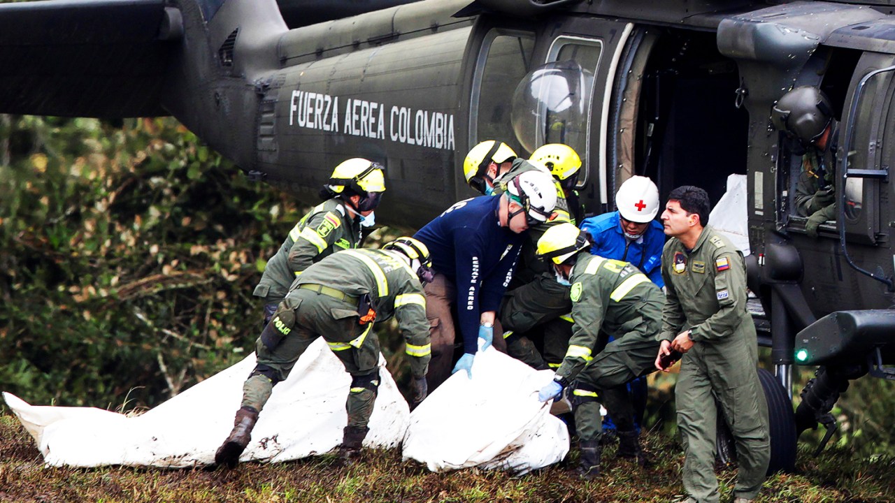 Membros da Força Aérea colombiana realizam resgate das vítimas do voo que transportava a equipe da Chapecoense, que iria disputar a final da Copa Sul-Americana, em Medellín, na Colômbia - 29/11/2016