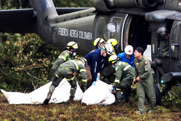 Membros da Força Aérea colombiana realizam resgate das vítimas do voo que transportava a equipe da Chapecoense, que iria disputar a final da Copa Sul-Americana, em Medellín, na Colômbia - 29/11/2016