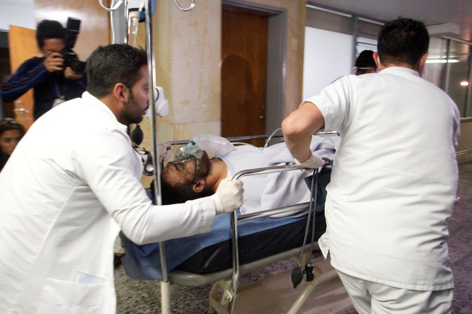 O jogador Alan Ruschel da Chapecoense recebe atendimento médico após um acidente de avião em Antioquia, na Colômbia - 29/11/2016