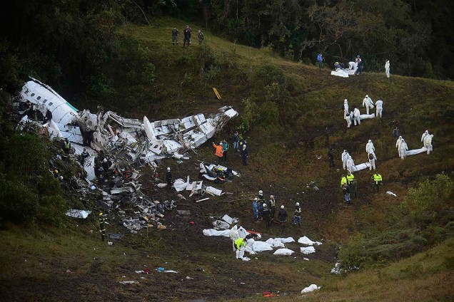 Equipes de resgate buscam sobreviventes entre os destroços do avião da Lamia que transportava a equipe da Chapecoense, e caiu nas montanhas de Cerro Gordo, no município de La Union, na Colômbia
