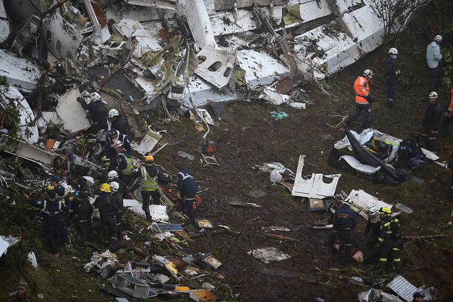 Equipes de resgate buscam sobreviventes entre os destroços do avião da Lamia que transportava a equipe da Chapecoense, e caiu nas montanhas de Cerro Gordo, no município de La Union, na Colômbia