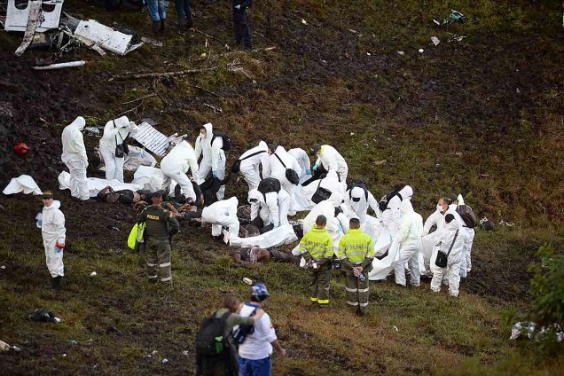Corpos são retirados após acidente de avião com a delegação da Chapecoense na Colômbia