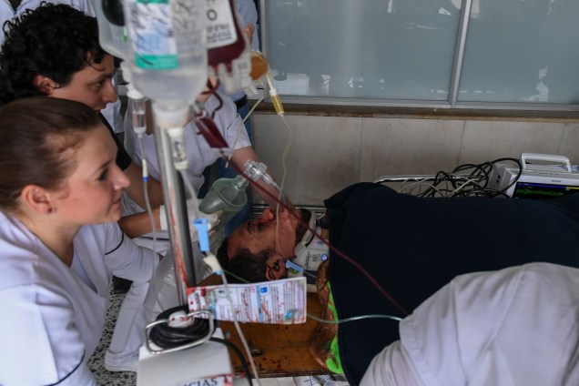 O jogador da Chapecoense, Helio Neto, é atendido por paramédicos na clínica San Juan de Dios em La Ceja, departamento de Antioquia, na Colômbia